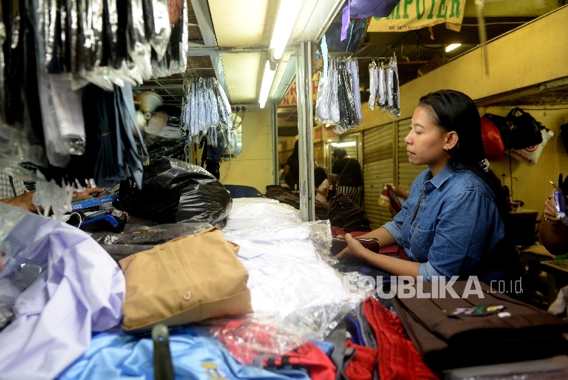 Warga membeli seragam sekolah di Pasar Baru, Jakarta, Rabu (5/7).
