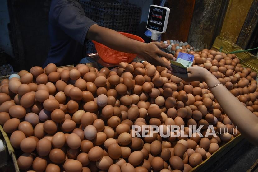 Warga membeli telur ayam (Ilustrasi). Polres Mojokerto Kota menggagalkan peredaran telur busuk dari Jombang ke pasar Jetis, Kabupaten Mojokerto, Jawa Timur, Senin (18/4/2022).