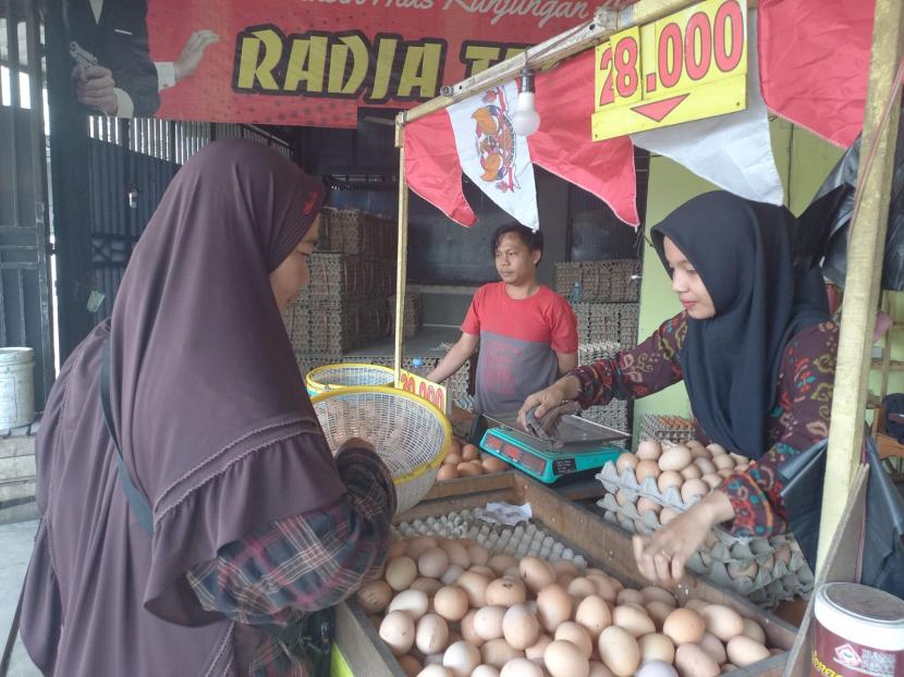 Warga membeli telur di Pasar Cikurubuk Kota Tasikmalaya, Selasa (23/8/2022). Harga telur di Kota Tasikmalaya masih berkisar Rp 30 ribu per kilogram. 