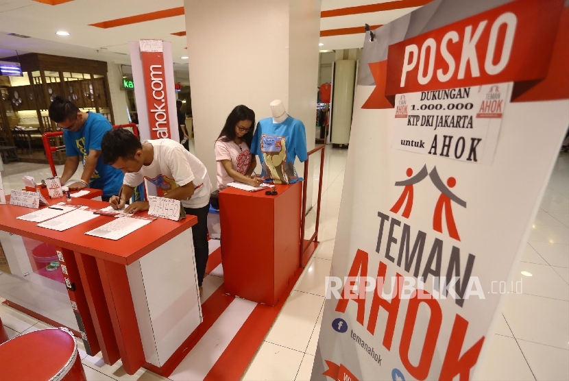 Warga memberikan dukungan kepada Gubernur DKI Jakarta, Basuki Tjahaja Purnama (Ahok) dengan mengisi formulir dan memberikan fotokopi KTP di salah satu posko Teman Ahok di salah satu mall di Jakarta, Jumat (11/3/). 