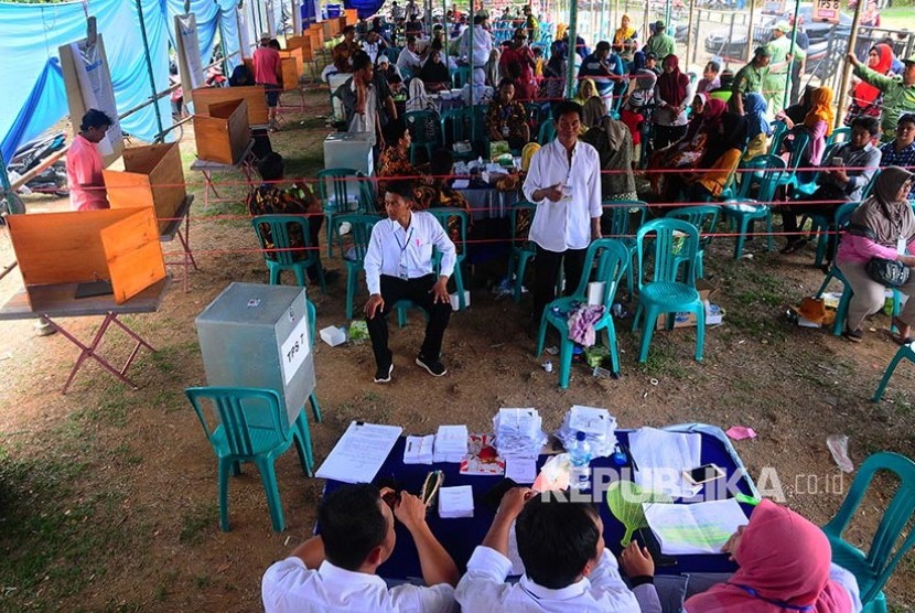 Warga memberikan hak suara saat pemilihan kepala desa (Pilkades) serentak 