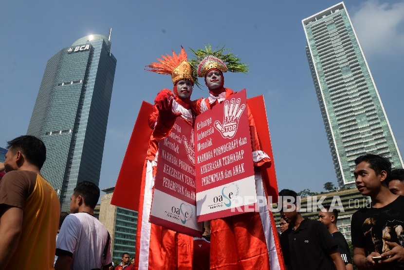 Warga memberikan tanda tangan dukungan Keluarga Indonesia Menolak Narkoba, Pornografi, dan Kekerasan Terhadap Perempuan dan Anak   (Republika/ Yasin Habibi)