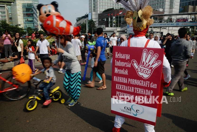 Warga memberikan tanda tangan dukungan Keluarga Indonesia Menolak Narkoba, Pornografi, dan Kekerasan Terhadap Perempuan dan Anak saat Hari Bebas Kendaraan Bermotor (HBKB) di Bundaran Hotel Indonesia, Jakarta, Ahad (4/9).  (Republika/ Yasin Habibi)