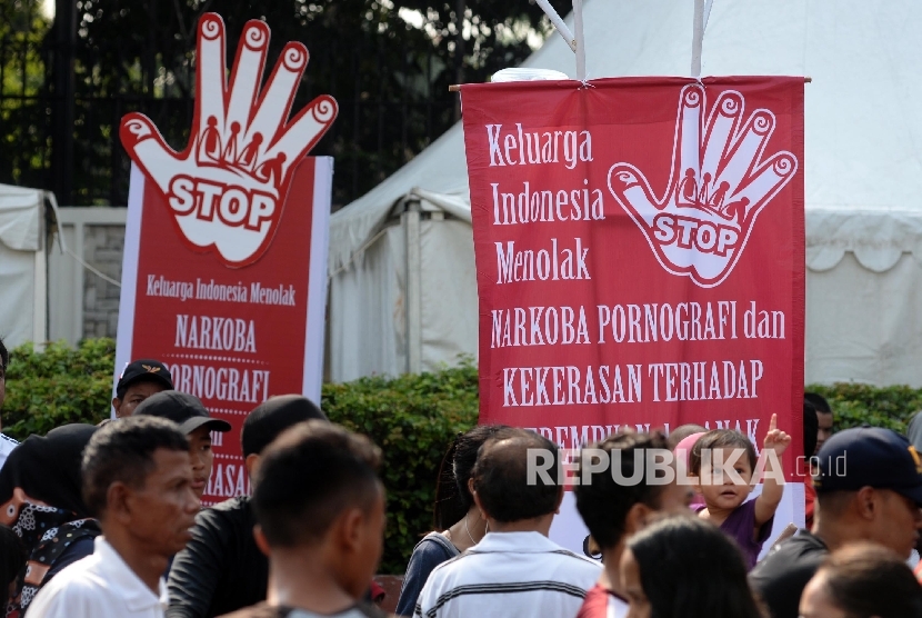 Warga memberikan tanda tangan dukungan Keluarga Indonesia Menolak Narkoba, Pornografi, dan Kekerasan Terhadap Perempuan dan Anak saat Hari Bebas Kendaraan Bermotor (HBKB) di Bundaran Hotel Indonesia, Jakarta, Ahad (4/9).  (Republika/ Yasin Habibi)