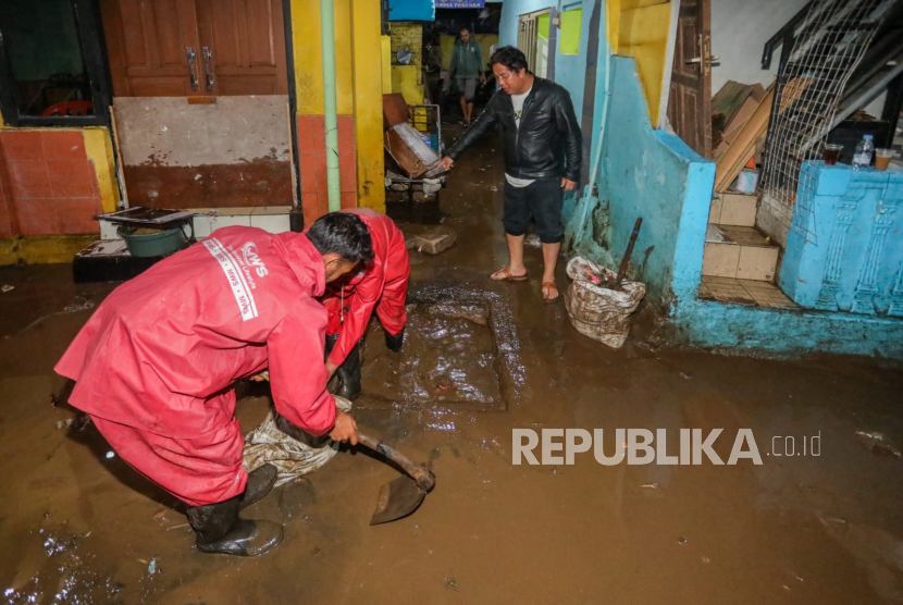 Warga memberisihkan lumpur akibat banjir di Gang Tresna Pagarsih Kota Bandung