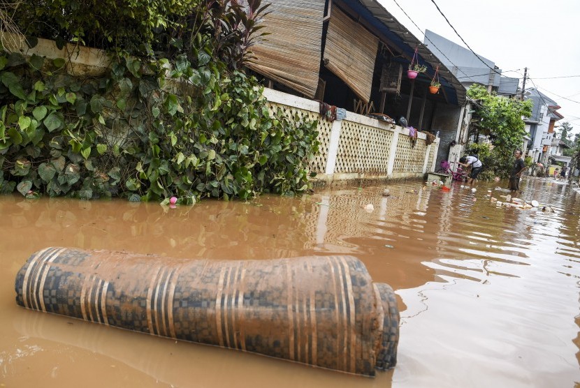 Warga membersihkan barang-barang miliknya pascabanjir yang melanda Kompleks IKPN Bintaro, Pesanggrahan, Jakarta, Jumat (3/1/2019). Banjir yang disebabkan meluapnya Kali Pesanggrahan di Kompleks IKPN Bintaro itu mulai surut. 