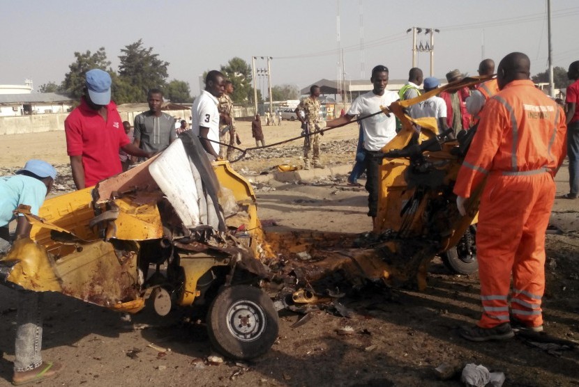 Warga membersihkan bekas ledakan bom di Maiduguri, Nigeria, pada Oktober lalu. 