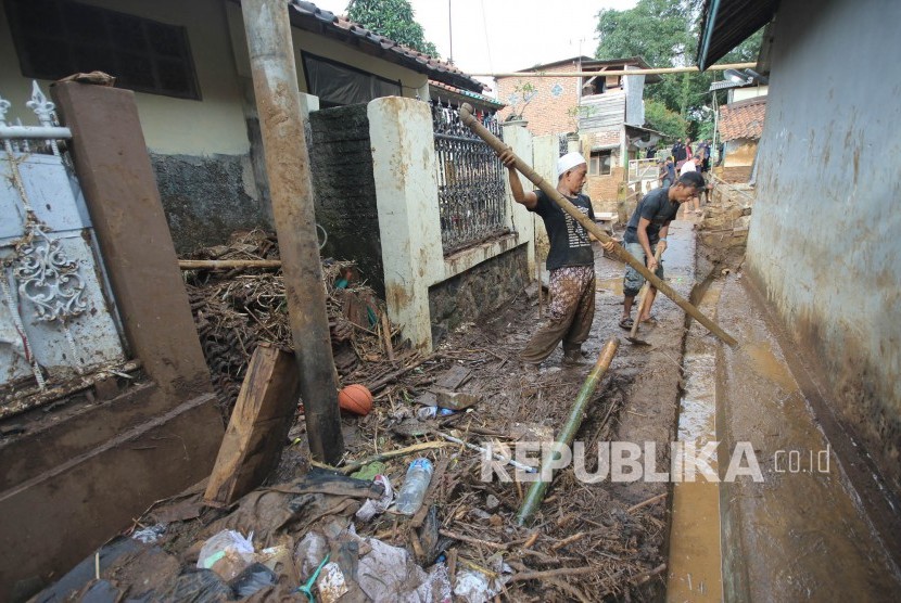 Banjir Bandang Terjang Tiga Desa di Bandung Barat.
