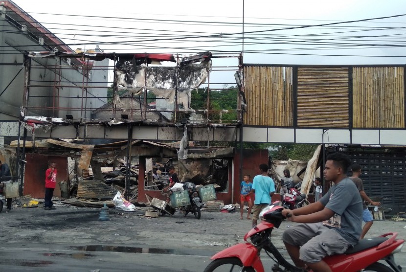 [ilustrasi] Warga membersihkan puing sisa kerusuhan di salah satu gedung yang terbakar di Manokwari, Papua Barat, Selasa (20/8/2019). Pascakerusuhan yang terjadi pada Senin (19/8), kondisi Manokwari sudah kondusif dan warga mulai melakukan aktivitas di ruang publik. 