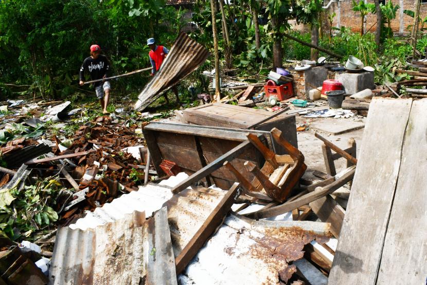 Warga membersihkan reruntuhan bangunan yang roboh akibat puting beliung di Kabupaten Madiun, Jawa Timur (ilustrasi)  