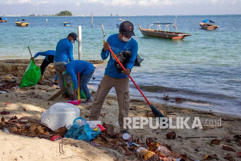 Warga membersihkan sampah dalam Bulan Cinta Laut di Pantai Nongsa, Batam, Kepulauan Riau, Kamis (17/3/2022). Kegiatan yang digelar oleh Kementerian Kelautan dan Perikanan (KKP) tersebut merupakan gerakan untuk kampanye menjaga kesehatan laut dan menjaga kebersihan laut.