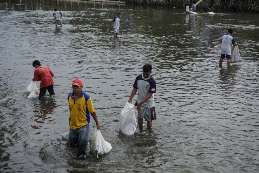 Warga membersihkan sampah di sungai Code, Mergangsan, DI Yogyakarta, Minggu (19/3). 