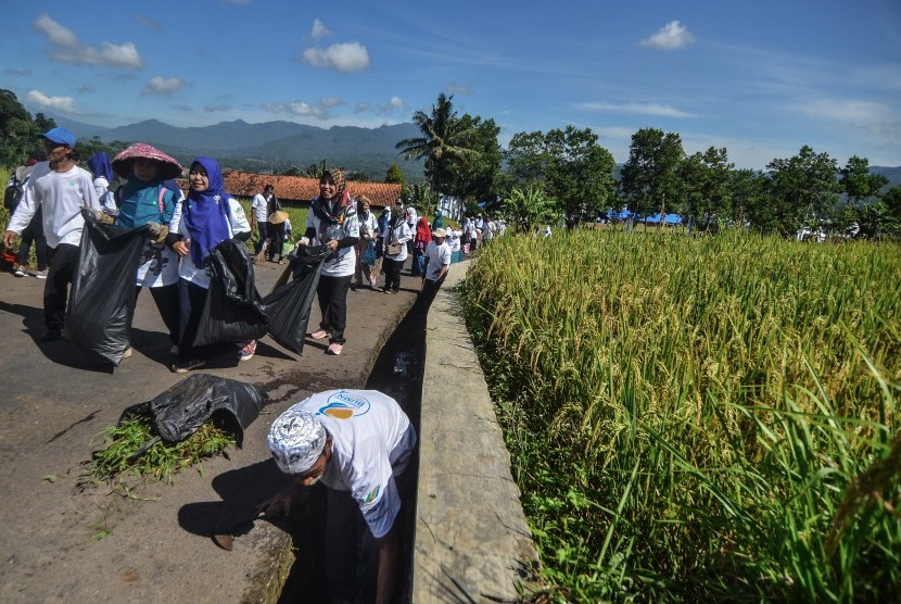 Warga membersihkan sampah pada Gerakan Kampung Sehat di Jayagiri, Kabupaten Ciamis, Jawa Barat, Rabu (3/4/2019).