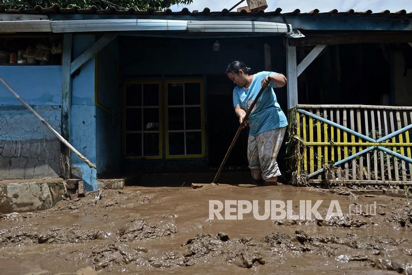 Warga membersihkan sisa lumpur dari banjir bandang luapan Sungai Cipalebuh, Desa Mandalakasih, Pameungpeuk, Kabupaten Garut, Jawa Barat, Senin (12/10/2020). Banjir bandang tersebut mengakibatkan enam kecamatan di Garut Selatan terendam banjir.