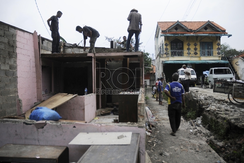 warga membongkar sendiri bangunan rumah mereka saat penertiban rumah warga di kawasan Kalimalang, Jakarta Timur, Rabu (4/2).(Republika/Rakhmawaty La'lang)