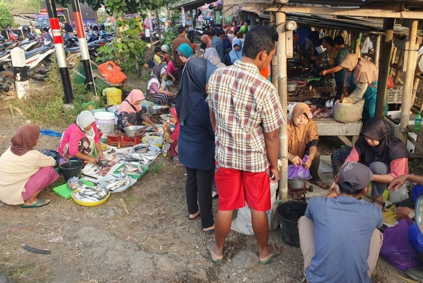 Warga memborong pangan di pasar