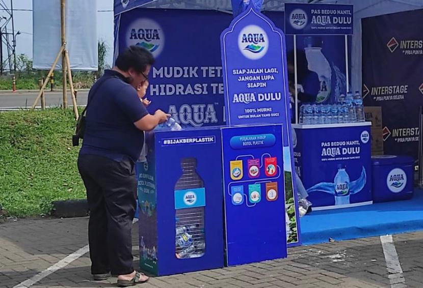 Warga membuang sampah botol plastik di drop  box rest area tol.