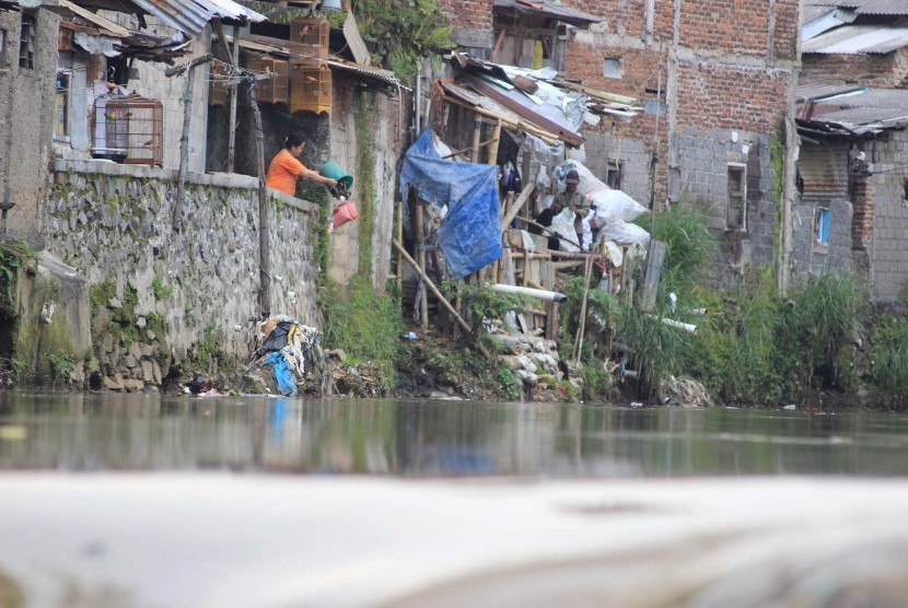 Warga membuang sampah ke Sungai Cikapundung, Kota Bandung, Senin (28/3).