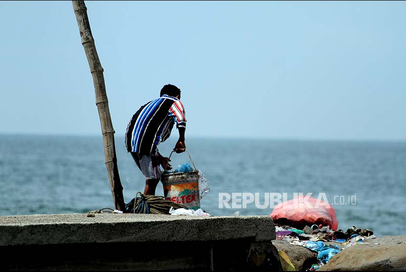 Warga membuang sampah rumah tangga ke laut perairan Lhokseumawe, Provinsi Aceh, Selasa (30/5). Meski dilarang, warga pesisir tetap saja membuang sampah ke laut sehingga mencemari laut dan ekosistem laut.