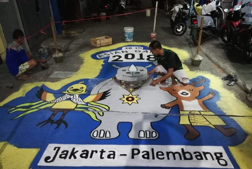 Warga membuat mural menyambut Asian Game 2018, di Kelurahan Jati Pulo, Kecamatan Palmerah, Jakarta Barat. Sabtu (14/7).
