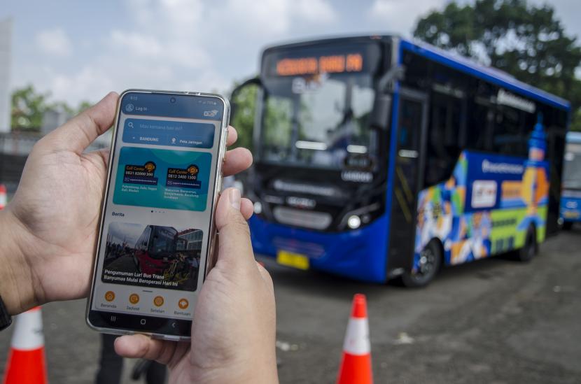 Warga membuka aplikasi Teman Bus untuk layanan bus Trans Metro Pasundan. (Ilustrasi)