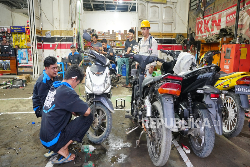 Warga membuka bengkel motor di sekitar kawasan PT Indonesia Morowali Industrial Park (IMIP), Kamis (21/8/2025).