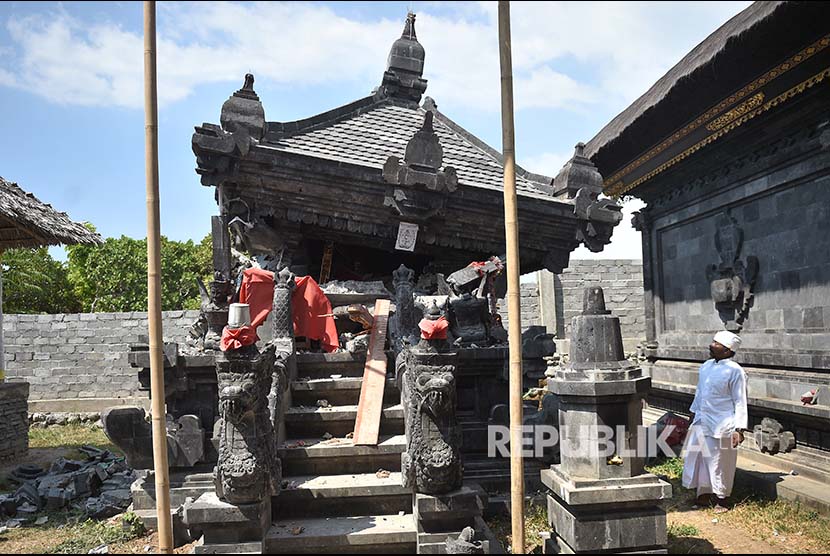 Warga memerhatikan salah satu bangunan Pura Penataran Agung Rinjani yang rubuh akibat gempa di Desa Trengilut, Senaru, Lombok Utara, NTB, Rabu (1/8). Sejumlah rumah ibadah tidak dapat digunakan karena mengalami kerusakan akibat gempa bumi. 