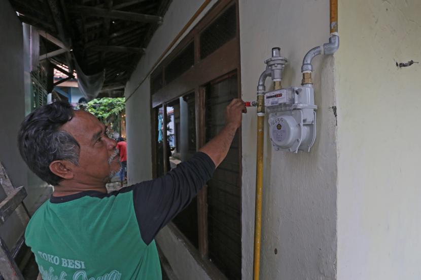 Warga memeriksa meteran jaringan gas rumah tangga (ilustrasi). BPH Migas meminta pembangunan jargas rumah tangga perkotaan dimasifkan.
