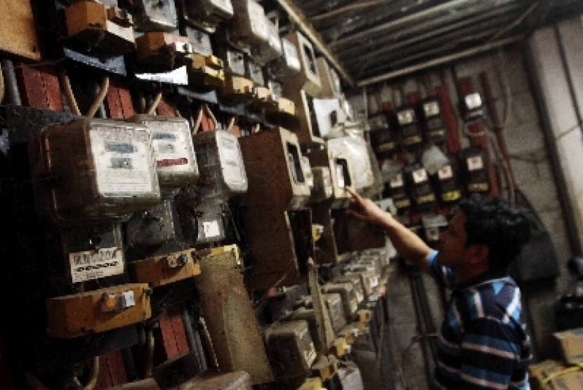 Warga memeriksa meteran listrik di Rumah Susun Tanah Tinggi, Jakarta, Senin (30/6). 