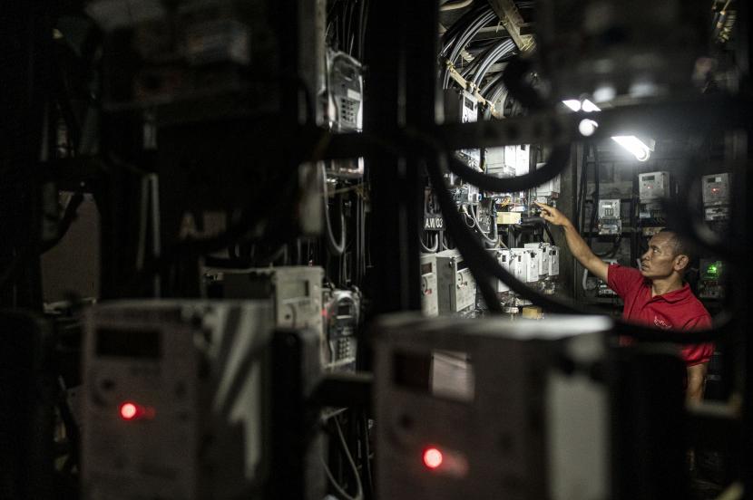 Warga memeriksa meteran listrik prabayar di Rumah Susun Benhil, Jakarta, Kamis (14/9/2022). Pemerintah akan menaikkan daya listrik bagi pelanggan yang mendapatkan subsidi, sehingga daya listrik yang semula 450 Volt Ampere (VA) akan dinaikkan menjadi 900 VA, dan yang semula daya 900 VA juga akan dinaikkan menjadi 1.200 VA. 