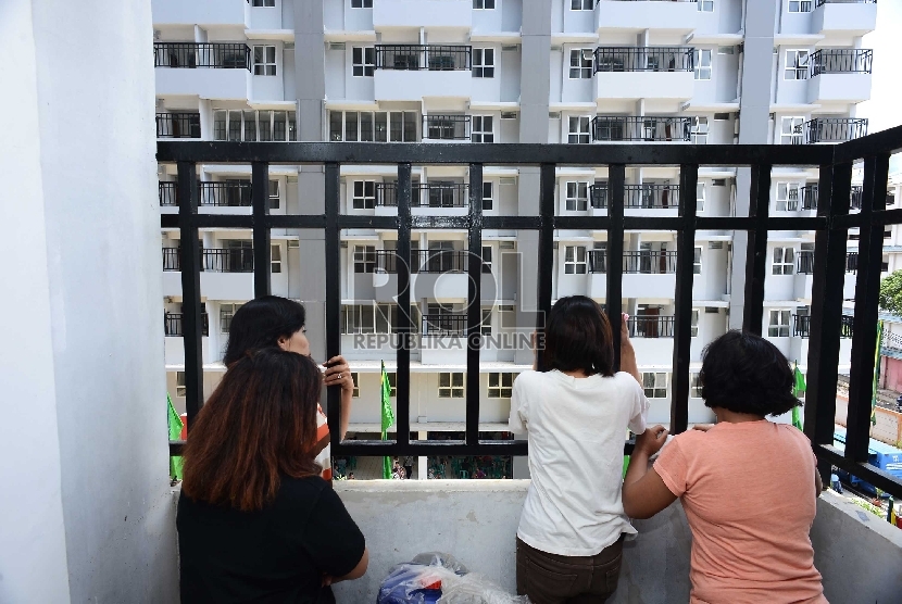 Warga memeriksa tempat tinggal yang akan ditempatinya di Rusunawa Tambora, Kelurahan Angke, Kecamatan Tambora, Jakarta Barat, Selasa (24/2). (Republika/Raisan Al Farisi)