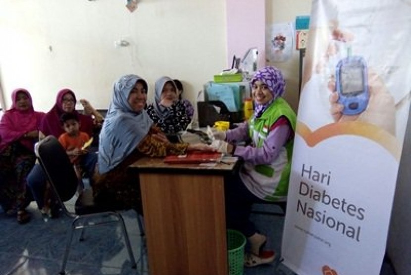 Warga memeriksakan gula darahnya di klinik RBG Makassar.