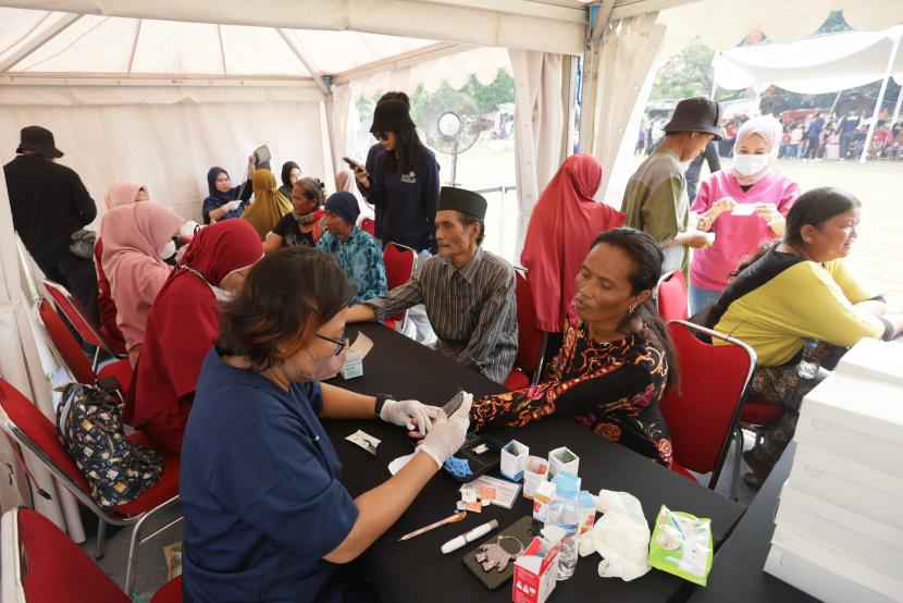 Warga memeriksakan kesehatan dirinya secara gratis dalam PLN Youth Energy Day yang dilaksanakan di Lapangan Sepak Bola Kampung Pemulung, Jurang Mangu Timur, Tangerang Selatan pada Rabu, (16/10). Pemeriksaan kesehatan gratis dan pemberian obat-obatan untuk lansia serta ibu hamil merupakan salah satu program yang dilaksanakan oleh PLN Volunteer Community di kegiatan tersebut.