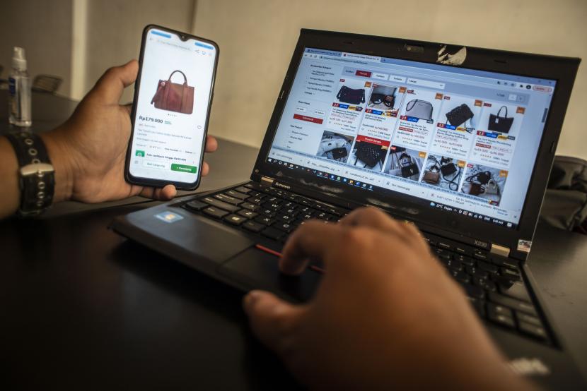 Warga memilih barang belanjaan melalui situs belanja daring di Jakarta (ilustrasi). Asosiasi E-Commerce Indonesia (idEA) mencatat terdapat 11 juta Usaha Kecil Menengah (UKM) yang bergabung dalam e-commerce sejak Mei 2020 hingga Juni 2022.