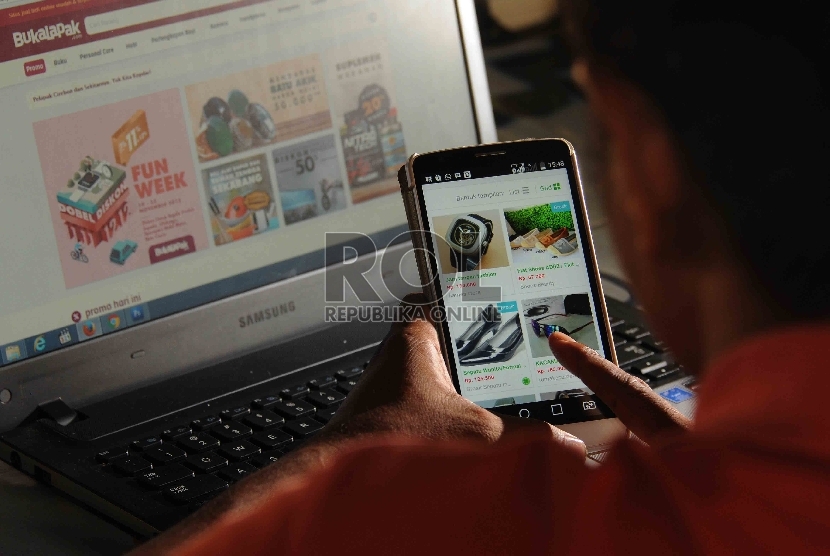  Warga memilih barang menggunakan web aplikasi belanja online di Jakarta, Rabu (25/11).