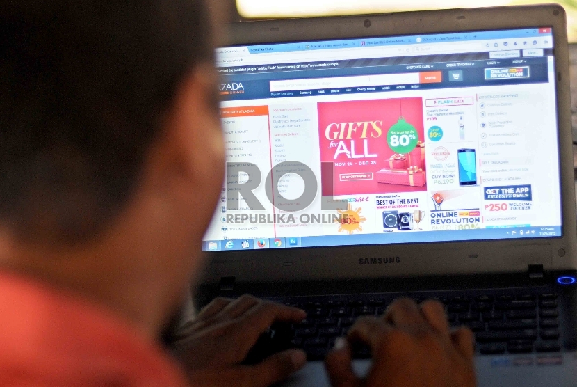 Warga memilih barang menggunakan web aplikasi belanja online di Jakarta, Rabu (25/11).