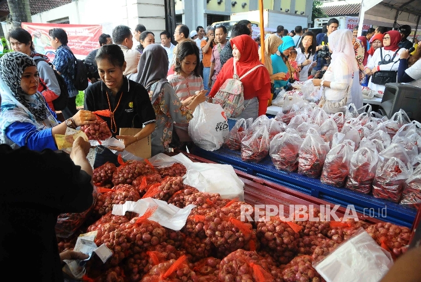  Warga memilih bawang dan cabai saat digelar Pasar Murah di kawasan Pasar Minggu, Jakarta Selatan, Minggu (12/6). (Republika/Agung Supriyanto)