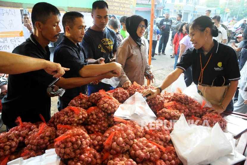 Warga memilih bawang merah saat digelar Pasar Murah di kawasan Pasar Minggu, Jakarta Selatan, Minggu (12/6). (Republika/Agung Supriyanto)