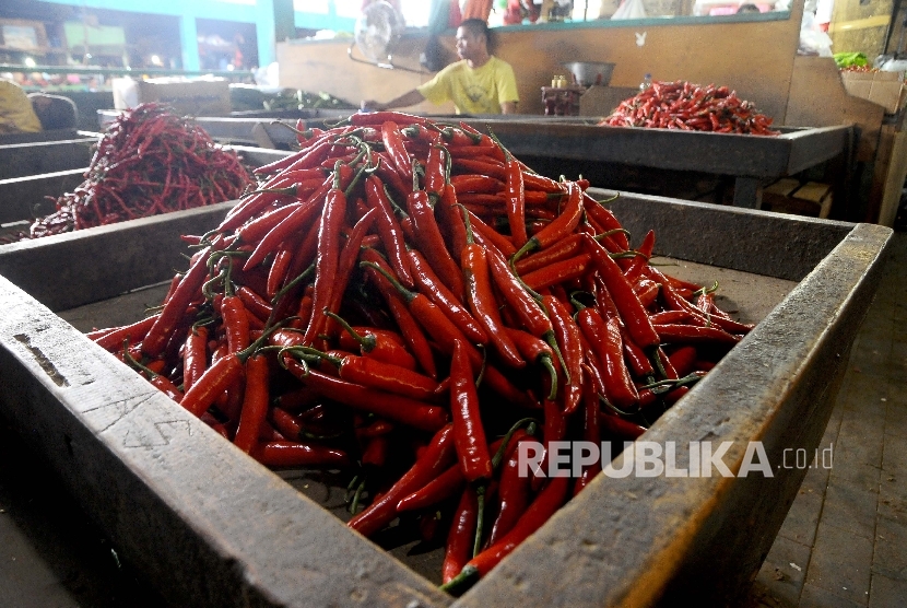  Warga memilih cabai di Pasar Senen, Jakarta Pusat, Rabu (8/2).