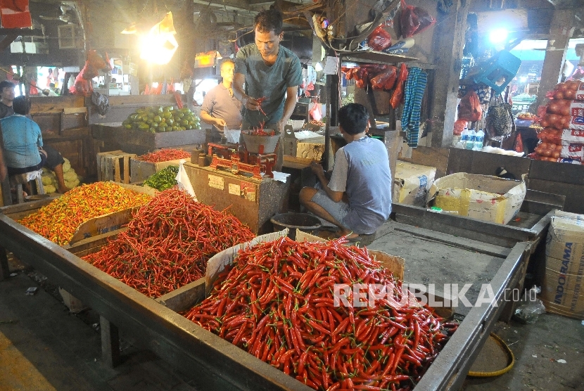 Warga memilih cabai di Pasar Senen, Jakarta Pusat, Rabu (8/2).