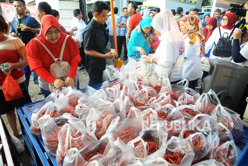  Warga memilih cabai saat digelar Pasar Murah. (ilustrasi) (Republika/Agung Supriyanto) 
