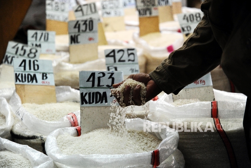Warga memilih jenis beras di salah satu gudang beras di Jakarta, Senin (11/4).   (Republika/Tahta Aidilla)