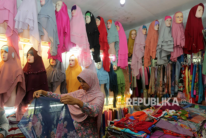 Warga memilih jilbab (hijab) dan perlengkapan ibadah yang dijajakan pedagang busana muslim di Lamteh, Ulee Kareng, Banda Aceh, Aceh, Sabtu (19/5).