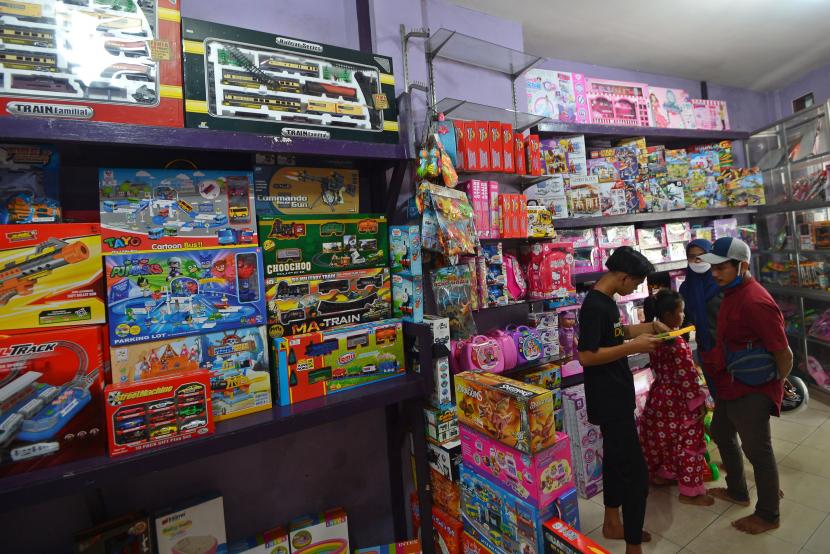 Warga memilih mainan di salah satu toko di Pasar Gembrong, Jakarta. ilustrasi