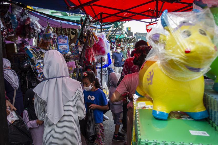 Warga memilih mainan tanpa menjaga jarak di Pasar Gembrong, Jatinegara, Jakarta Timur, Ahad (31/5/2020). Sebanyak 19 dari 33 pasar tradisional di wilayah Jakarta Timur masuk dalam kategori non-esensial akan terdampak PSBB Total. 