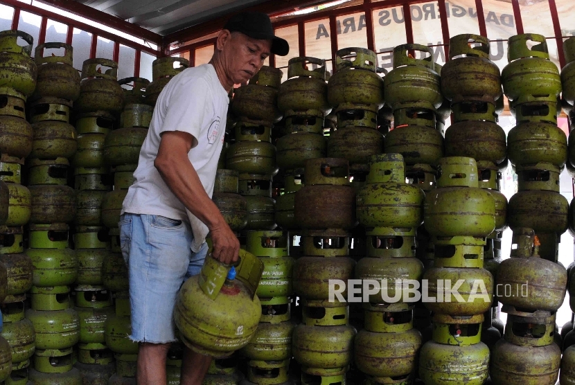 Warga memilih tabung gas tiga kilogram di salah satu SPBU di Jakarta, Rabu (20/1).