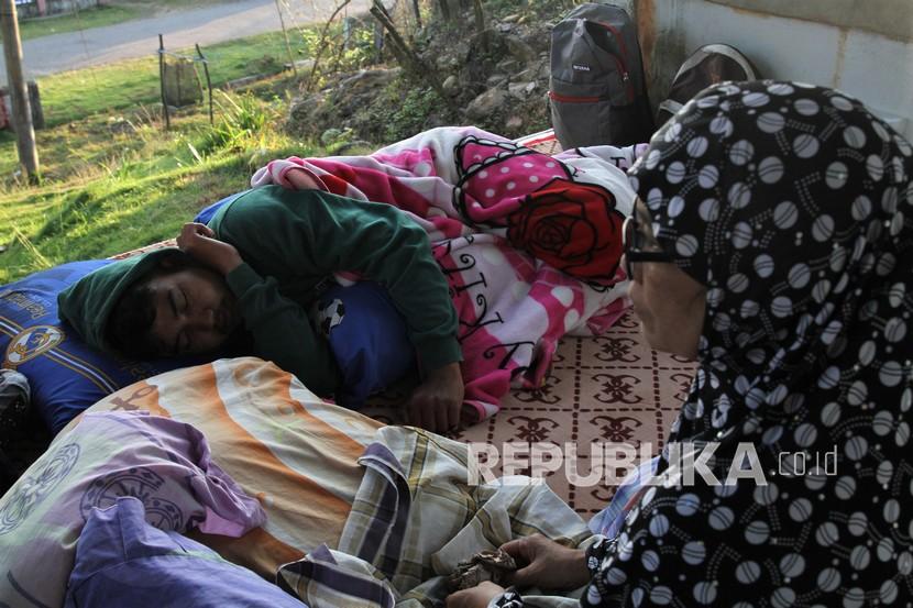 Ilustrasi korban gempa Cianjur menempati hunian darurat.