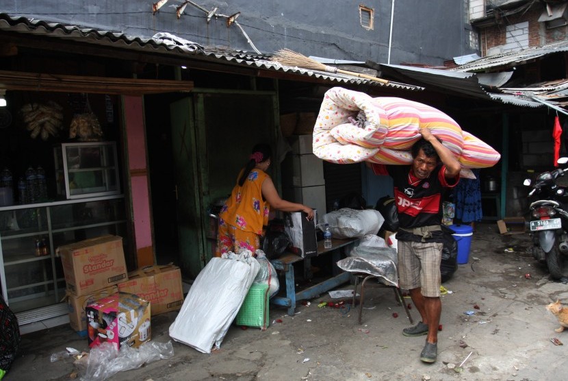 Warga memindahkan barang-barang dari permukiman mereka di kawasan Kalijodo, Penjaringan, Jakarta, Kamis (18/2)