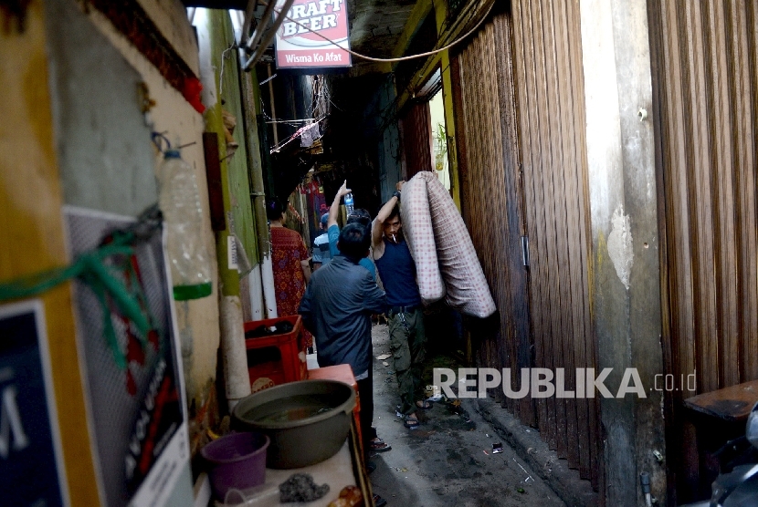 Warga memindahkan barang-barang dari permukiman mereka di Kawasan Kalijodo, Jakarta, Kamis (18/2).