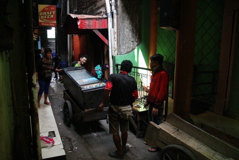 Warga memindahkan barang-barang dari tempat hiburan di kawasan  Kalijodo, Penjaringan, Jakarta, Kamis (18/2)